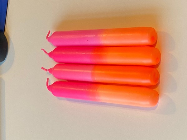 Eine Kerze von neoundpuenktchen neonpink/neonorange