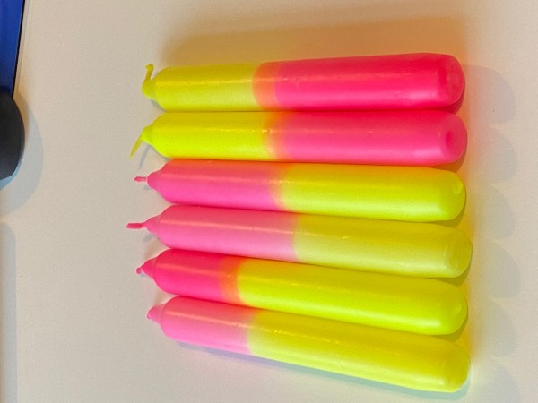 Eine Kerze von neoundpuenktchen neonpink/neongelb