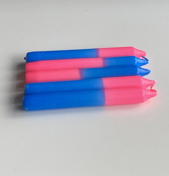 Eine Kerze von neoundpuenktchen dunkelblau/neonpink