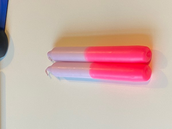Eine Kerze von neoundpuenktchen flieder/neonpink