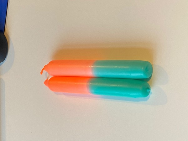 Eine Kerze von neoundpuenktchen neonorange/gruen