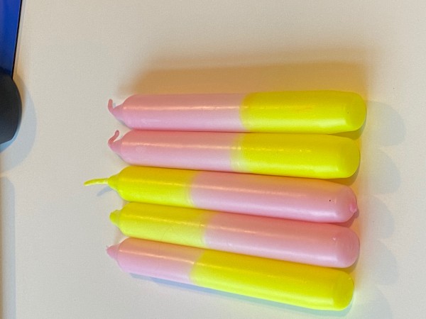 Eine Kerze von neoundpuenktchen rosa/neongelb